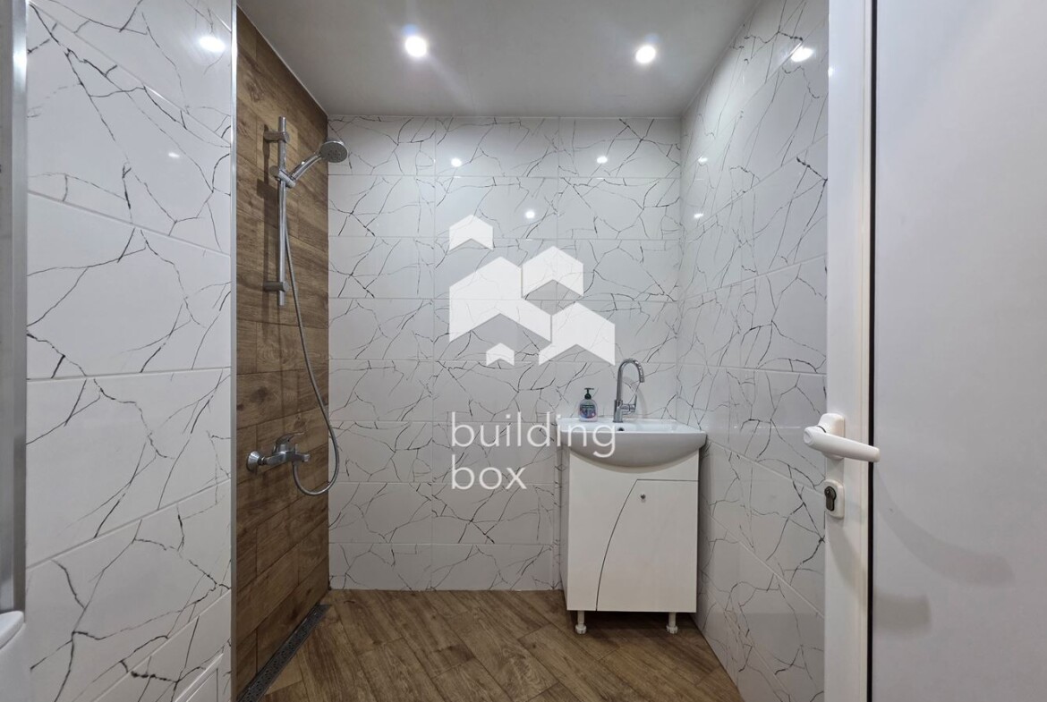 светъл тристаен апартамент - 0