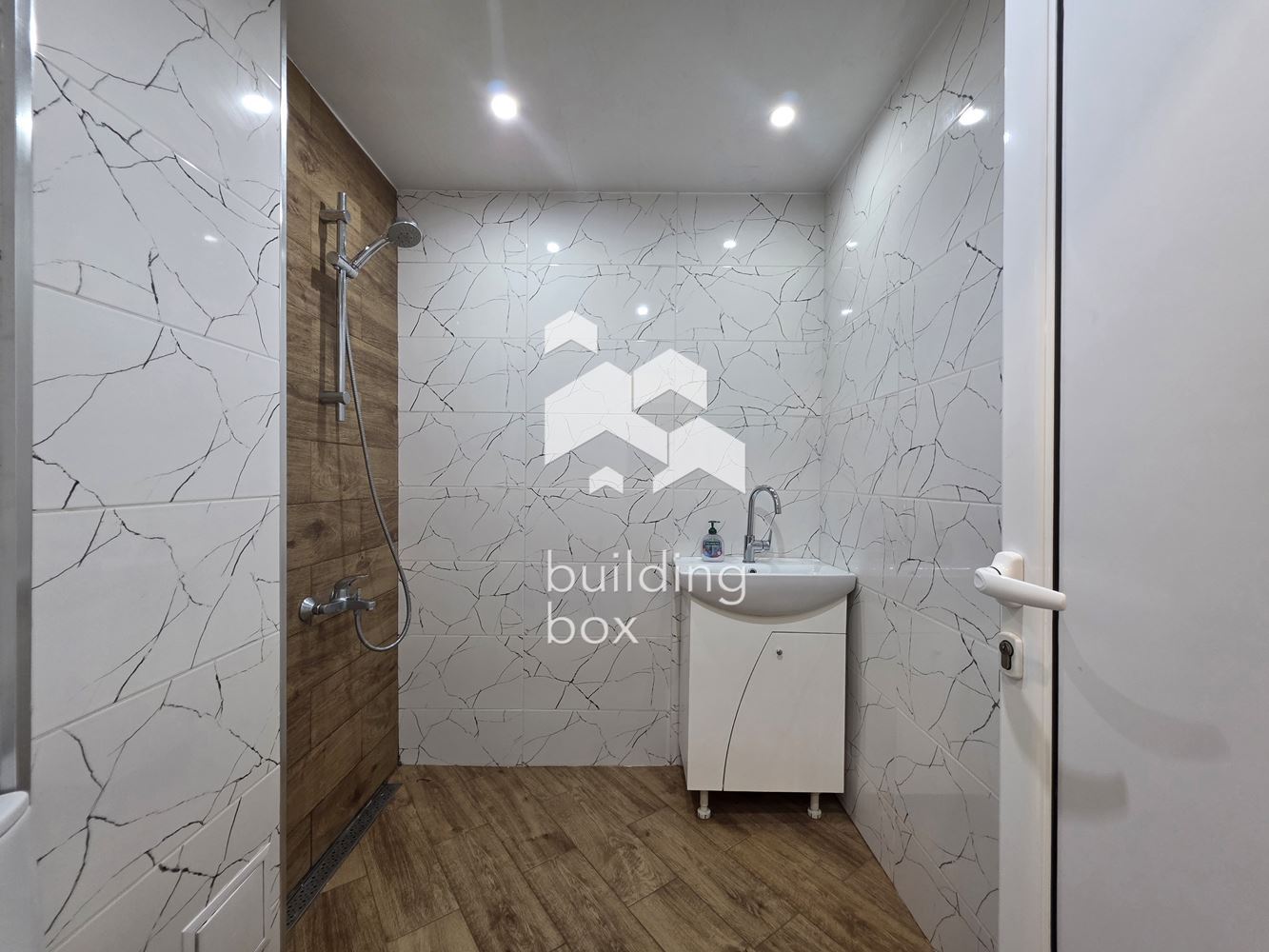 светъл тристаен апартамент - 0