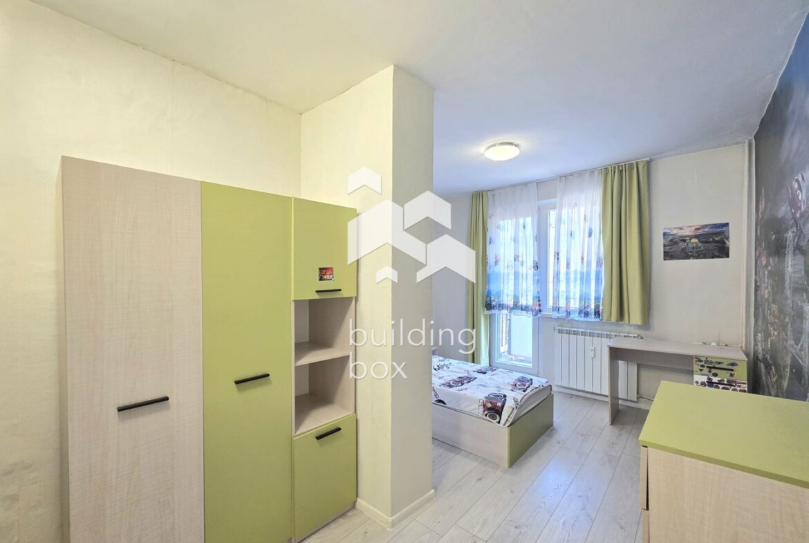 светъл тристаен апартамент - 0