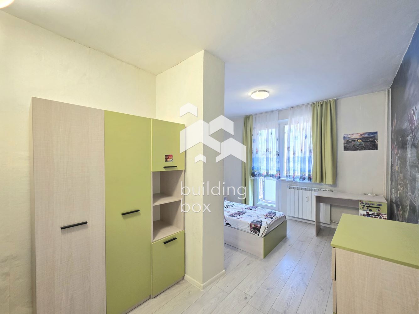 светъл тристаен апартамент - 0