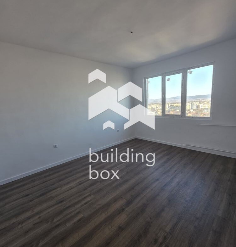 Ремонтиран тристаен апартамент с панорамна гледка - 0