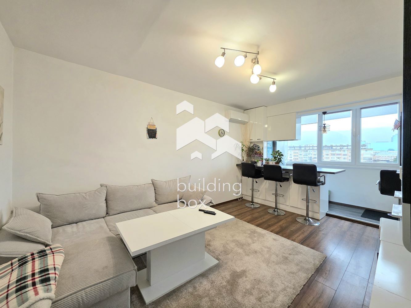 Светъл тристаен апартамент