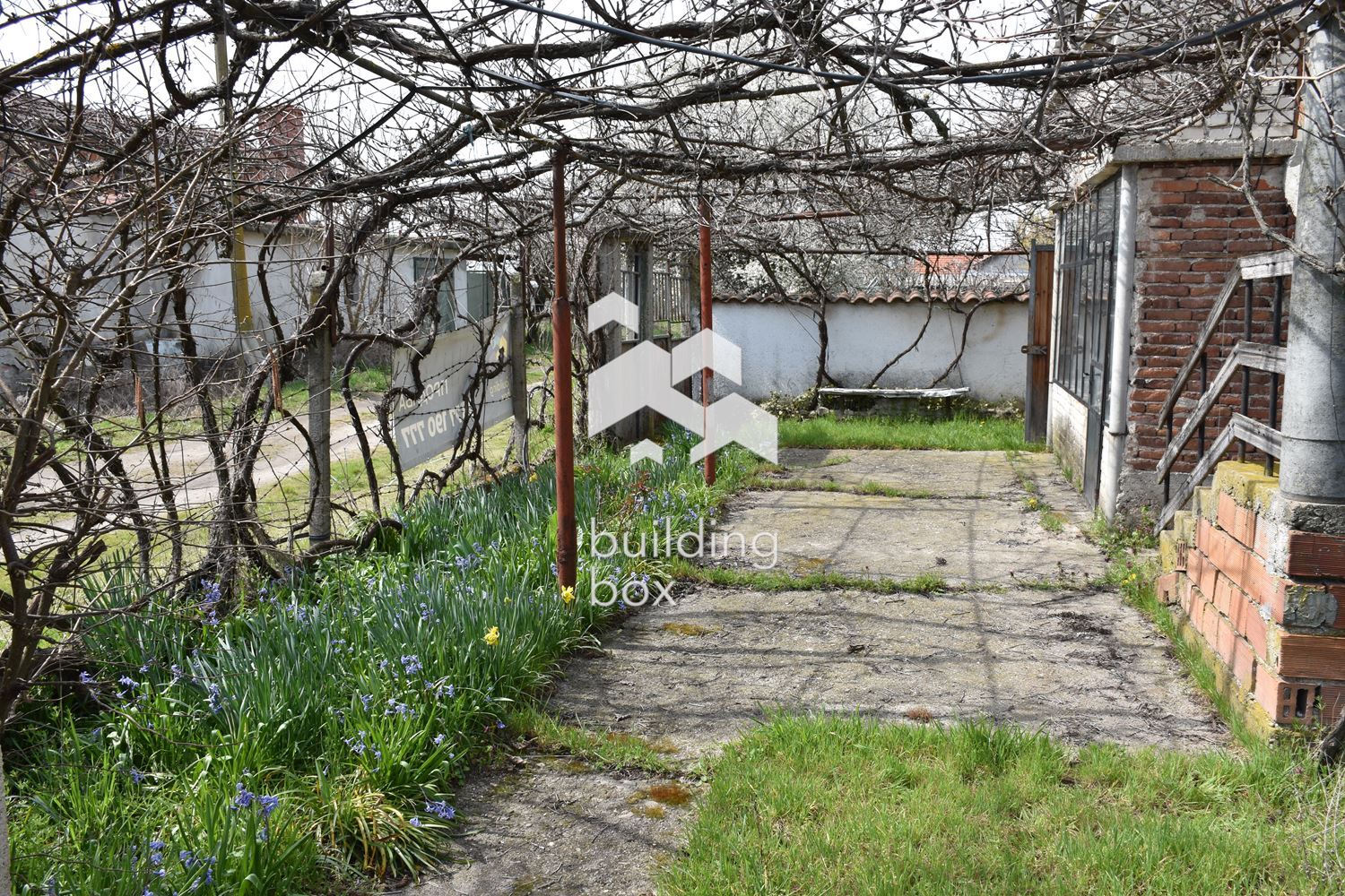 Двуетажна къща с гараж и двор 1110 м2 - 0