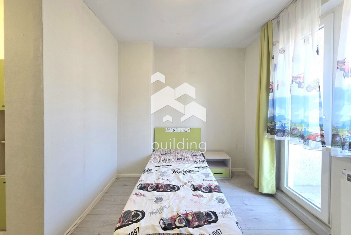 светъл тристаен апартамент - 0