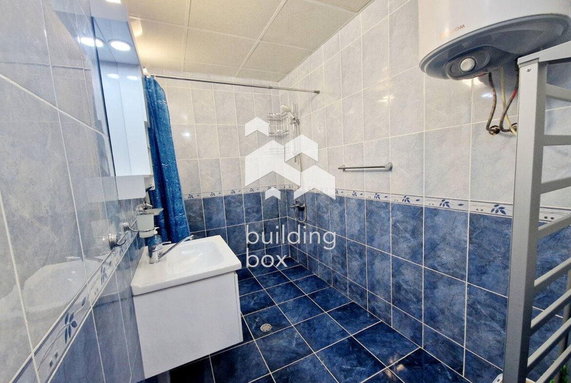 Просторен и светъл тристаен апартамент в кв. Оборище - 0