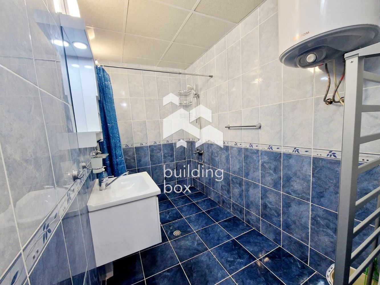 Просторен и светъл тристаен апартамент в кв. Оборище - 0