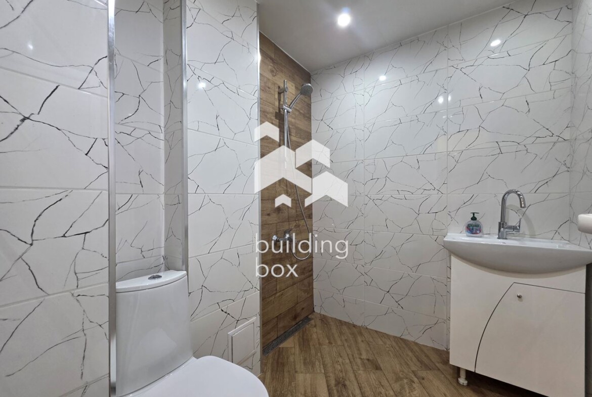 светъл тристаен апартамент - 0