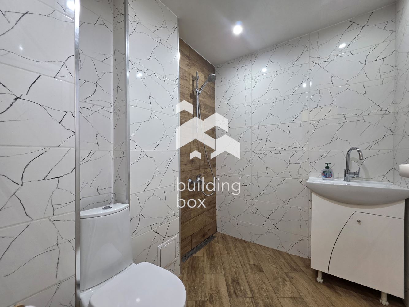 светъл тристаен апартамент - 0