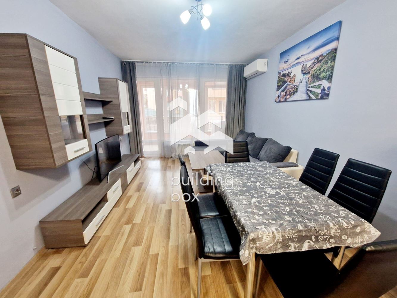 Просторен и светъл тристаен апартамент в кв. Оборище - 0