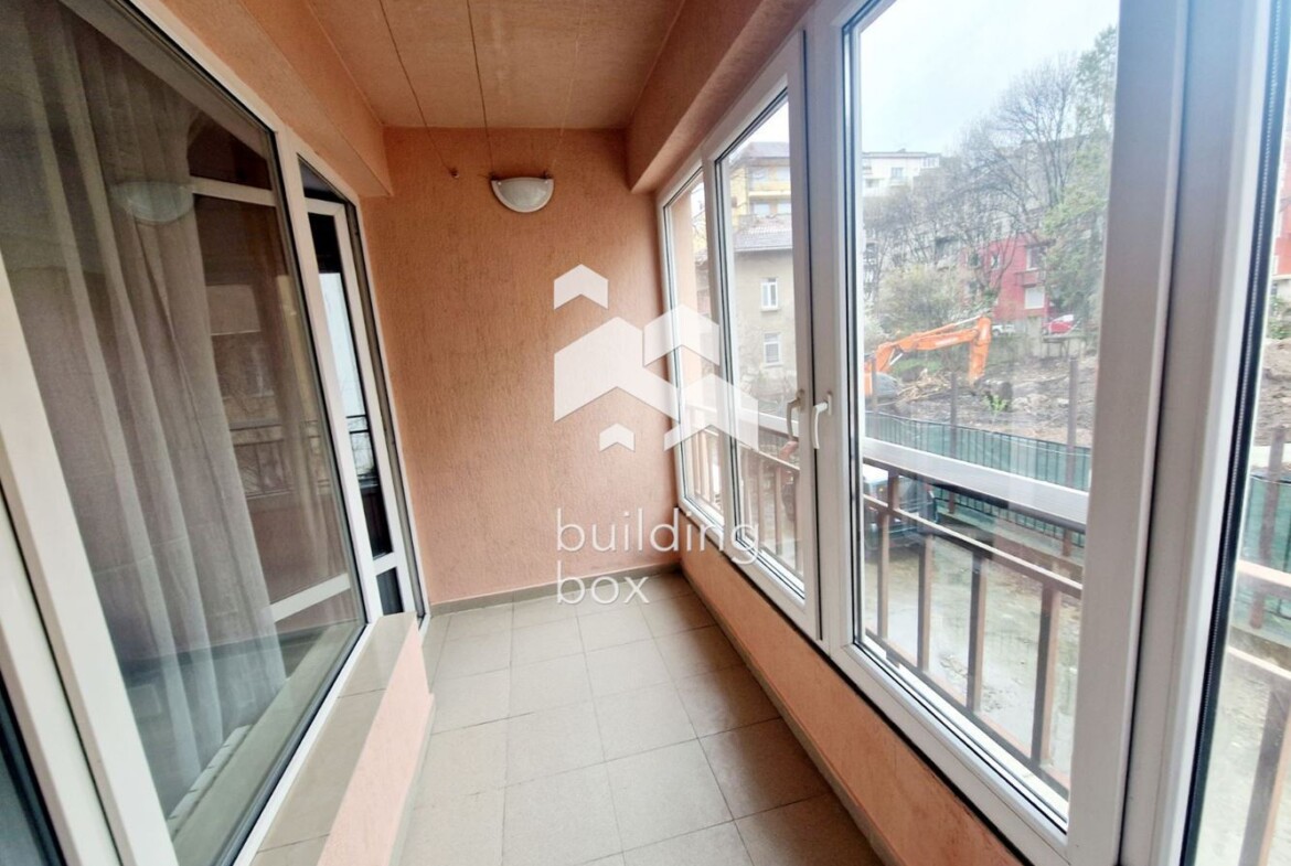 Просторен и светъл тристаен апартамент в кв. Оборище - 0