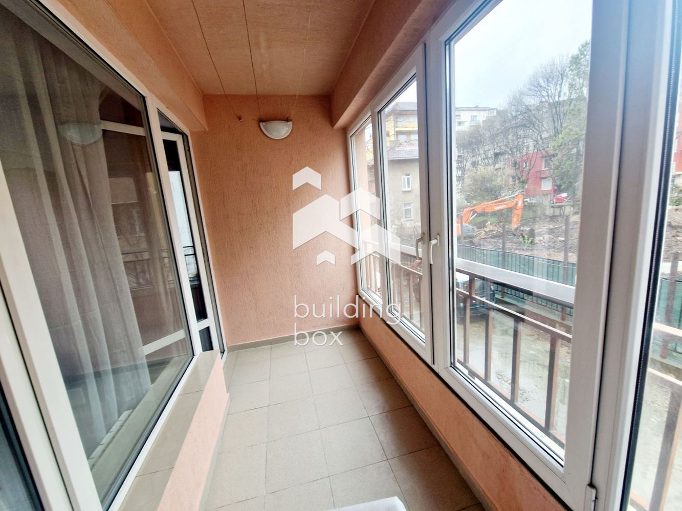 Просторен и светъл тристаен апартамент в кв. Оборище - 0