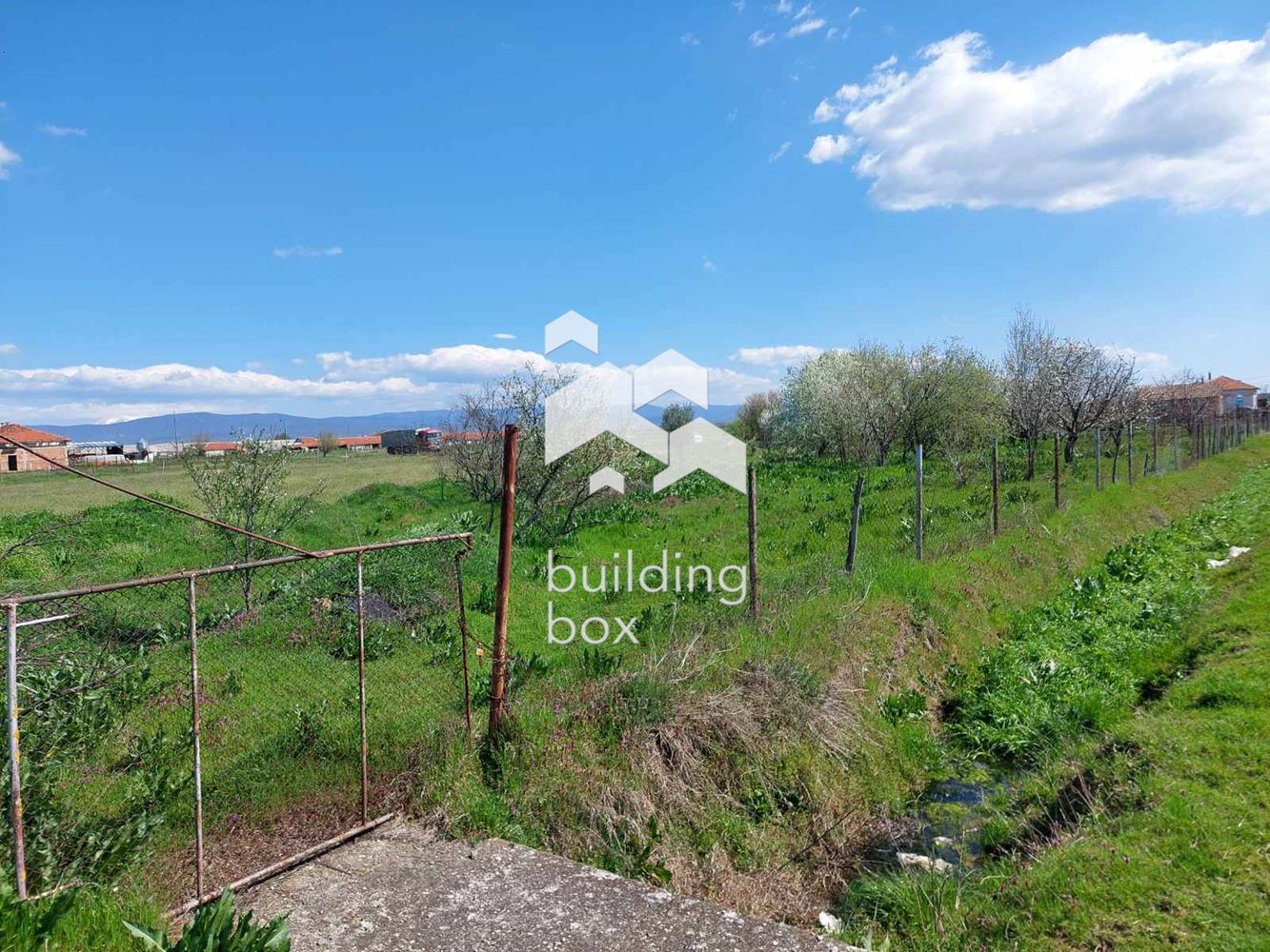 Парцел на главен път