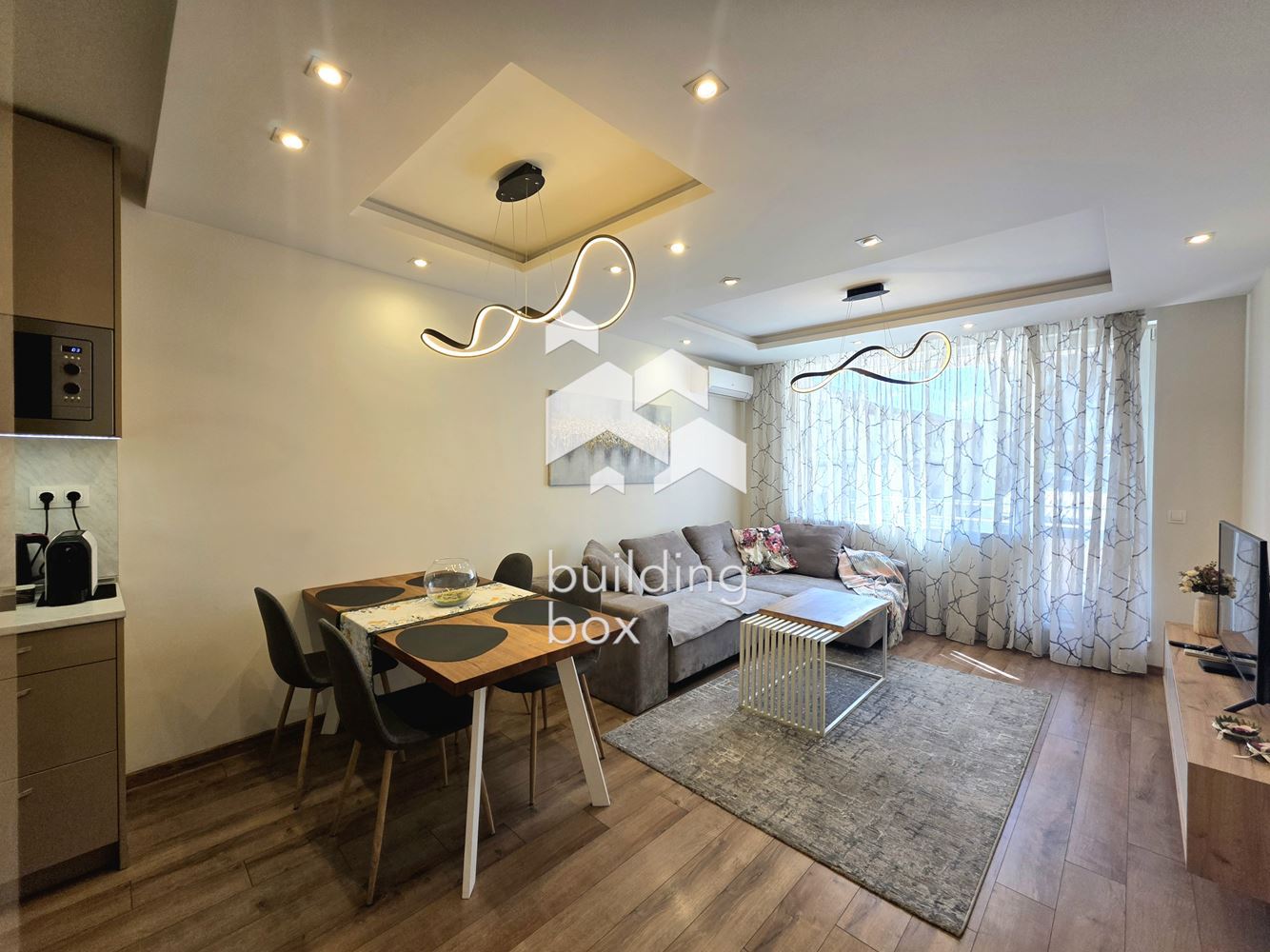 Страхотен, поръчково обзаведен двустаен апартамент в Центъра