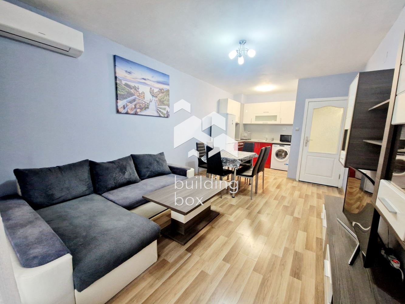 Просторен и светъл тристаен апартамент в кв. Оборище