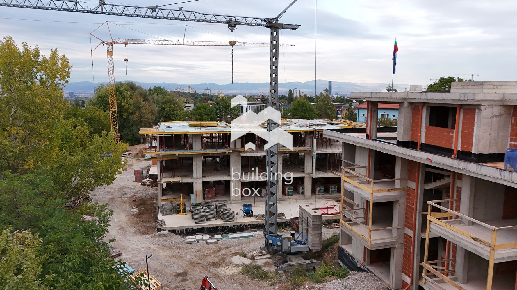 Двустаен апартамент със самостоятелен двор в близост до „Ринг Мол“ - 0