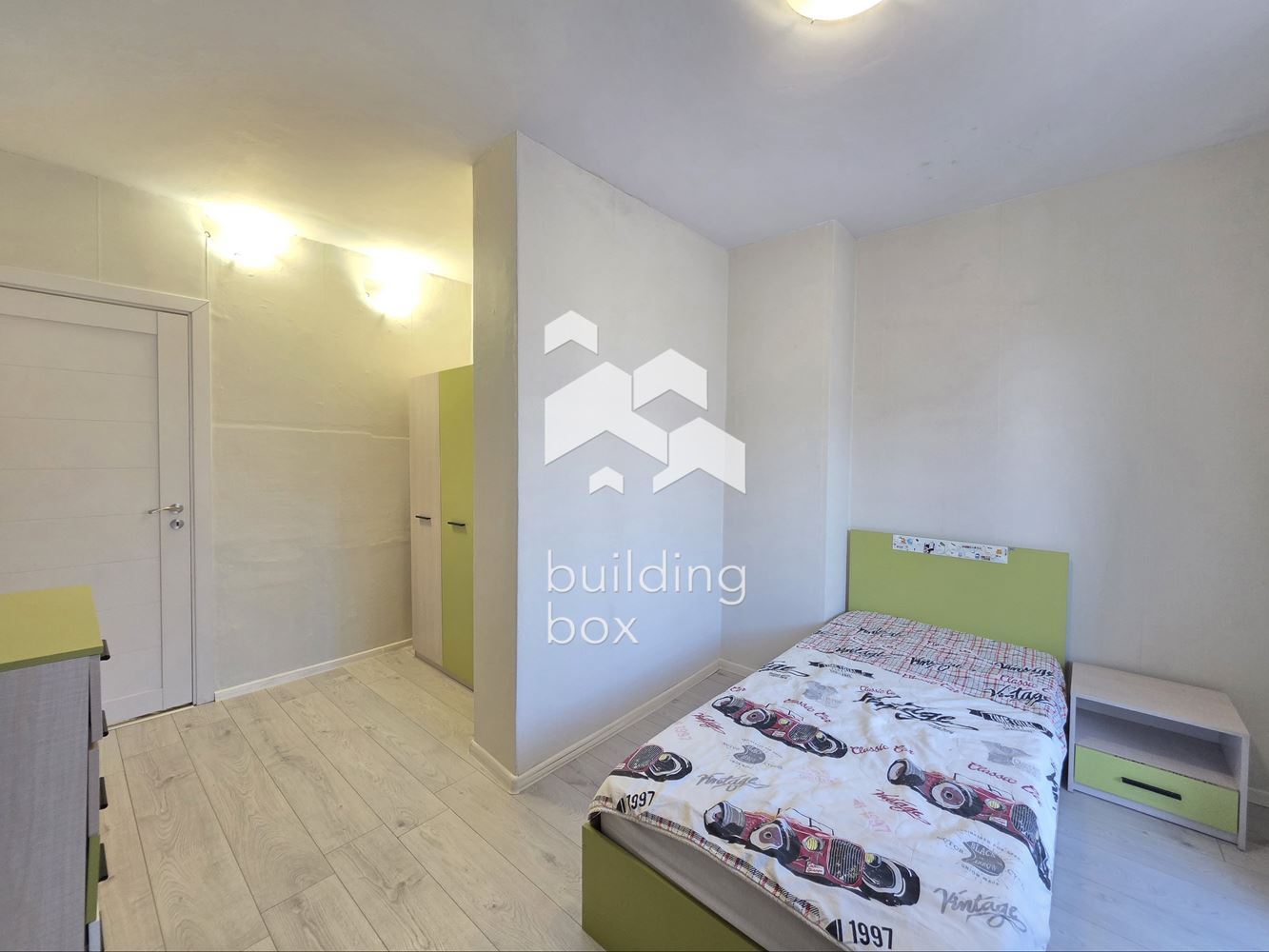 светъл тристаен апартамент - 0