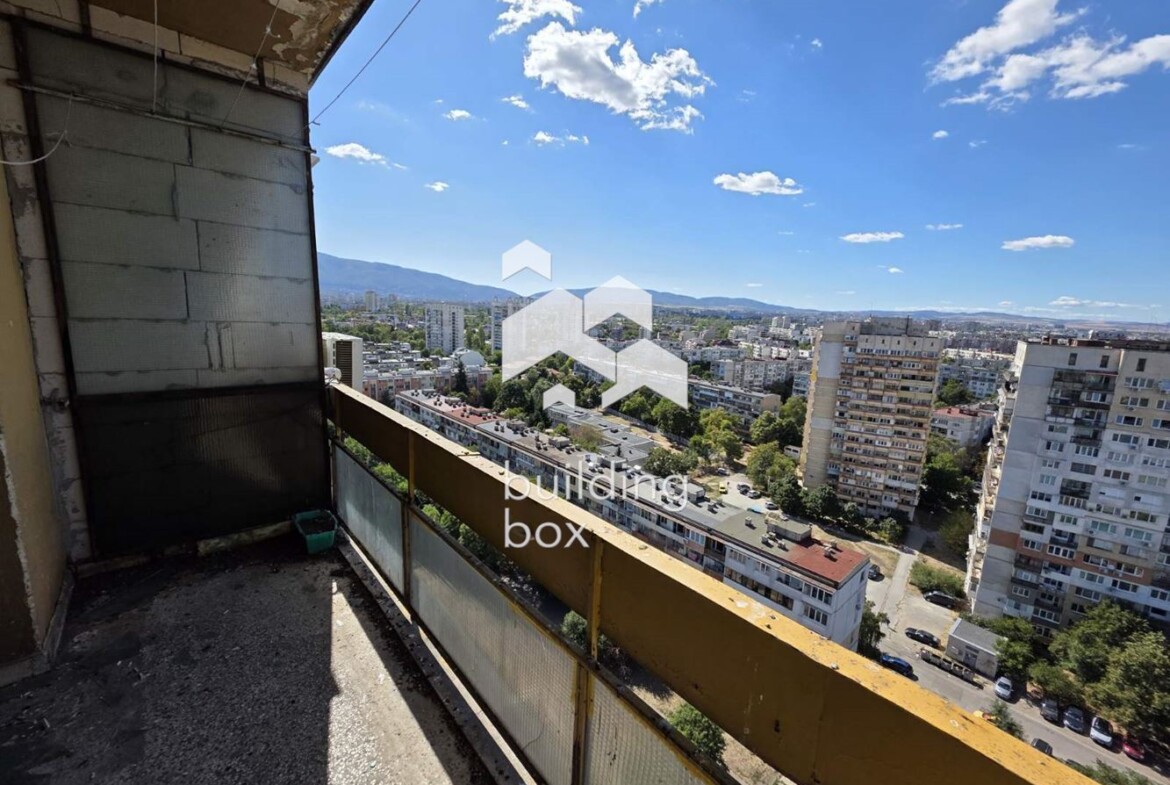 Ремонтиран тристаен апартамент с панорамна гледка - 0