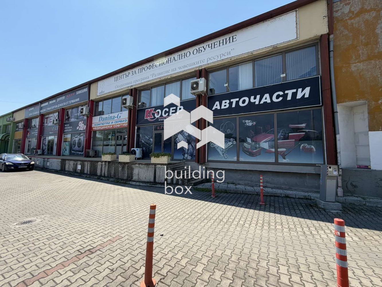 Търговско помещение /Магазин под наем в Каменица 2 | 127 кв.м | 12 м лице към булевард | 4 паркоместа