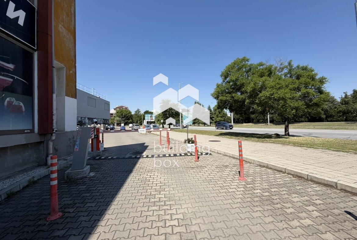 Търговско помещение /Магазин под наем в Каменица 2 | 127 кв.м | 12 м лице към булевард | 4 паркоместа - 0