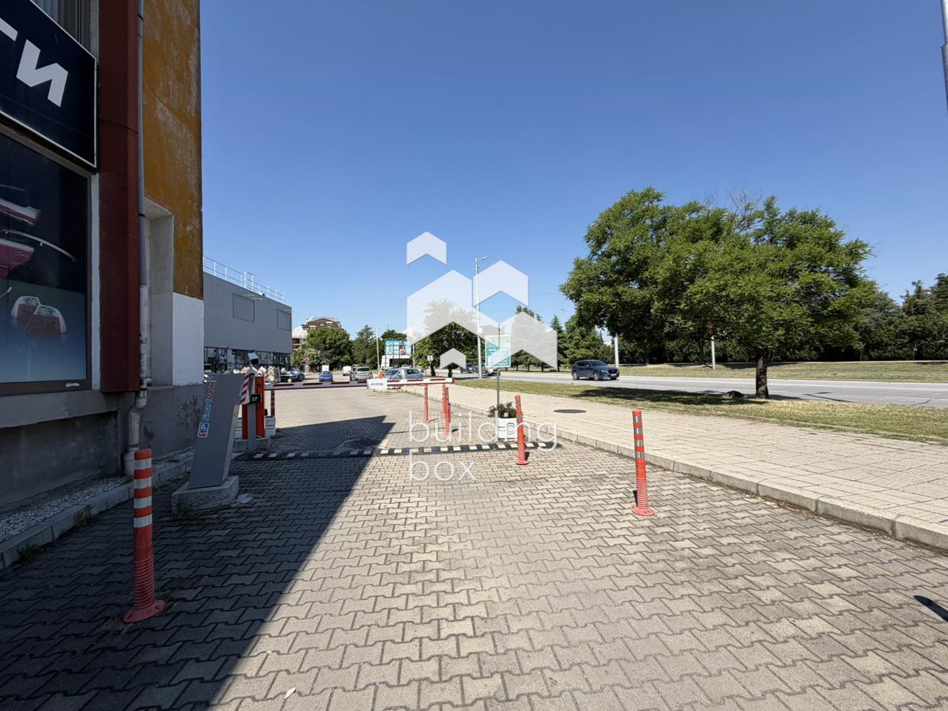 Търговско помещение /Магазин под наем в Каменица 2 | 127 кв.м | 12 м лице към булевард | 4 паркоместа - 0