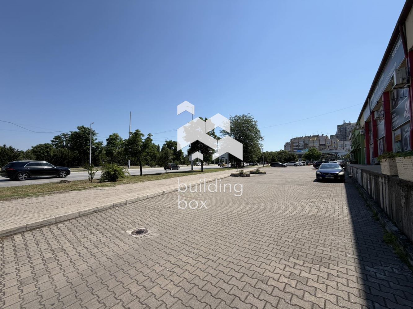 Търговско помещение /Магазин под наем в Каменица 2 | 127 кв.м | 12 м лице към булевард | 4 паркоместа - 0