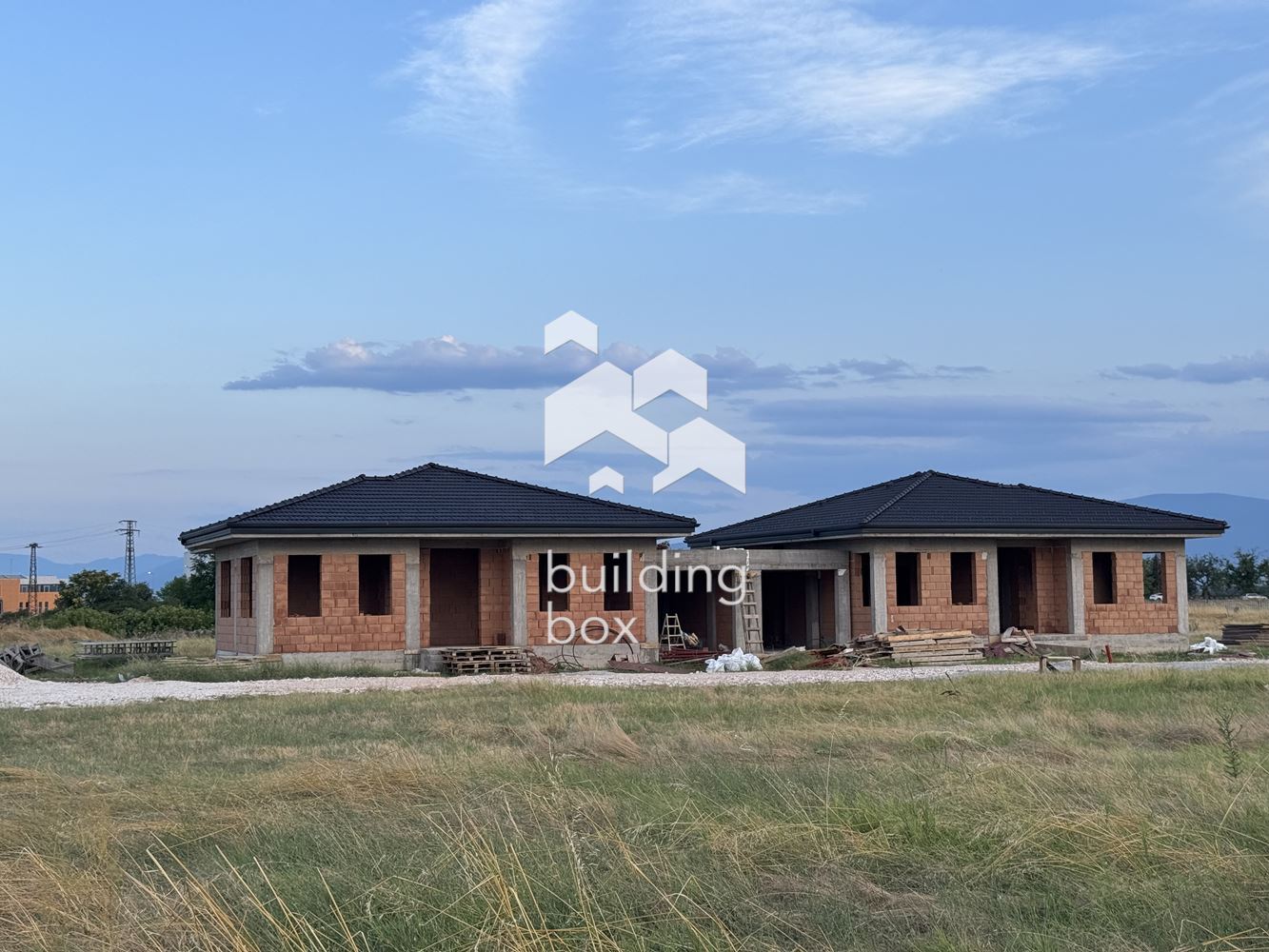 САМОСТОЯТЕЛНА ЕДНОЕТАЖНА КЪЩА В СЕЛО СКУТАРЕ. - 0