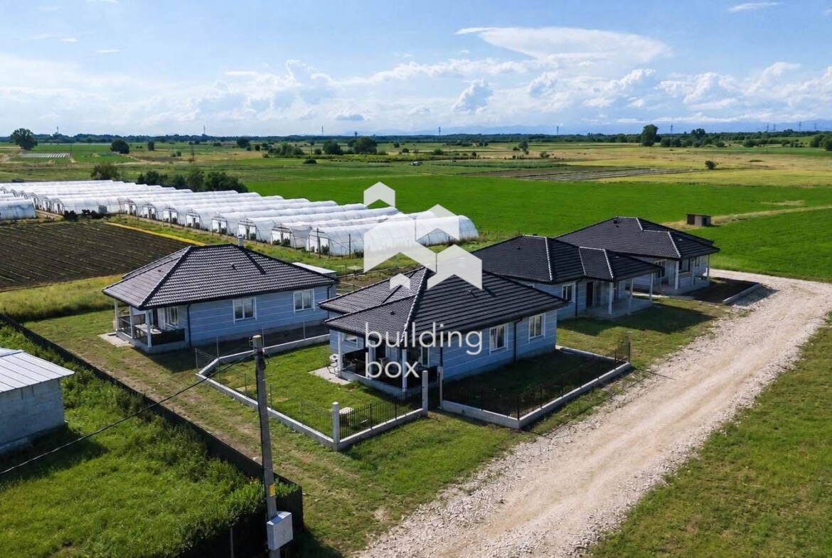 Самостоятелна къща в село Маноле - 0