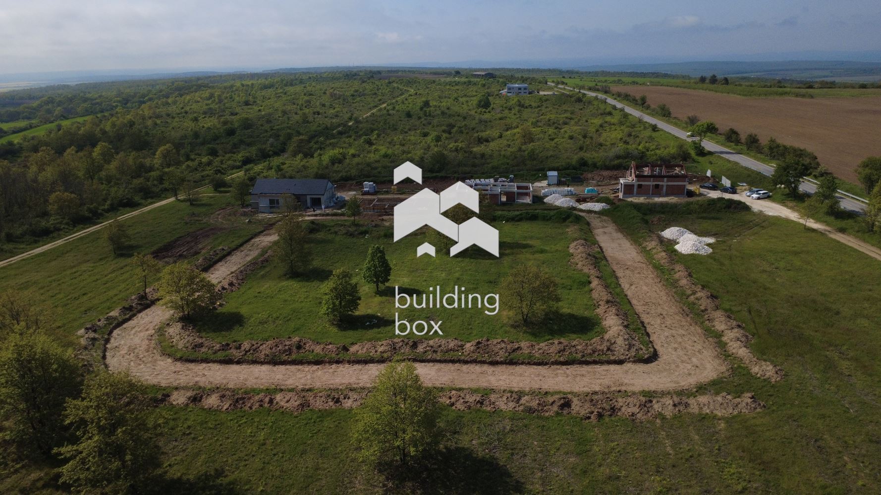 Двуетажна къща с сосбвен двор, гараж и паркомясто в к-с Harmony Living - 0