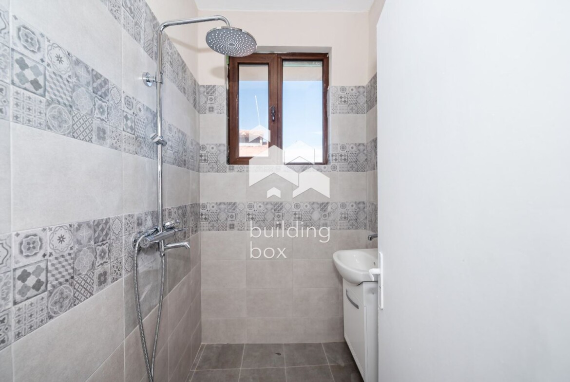Двуетажна къща в центъра на гр. Перущица - 0