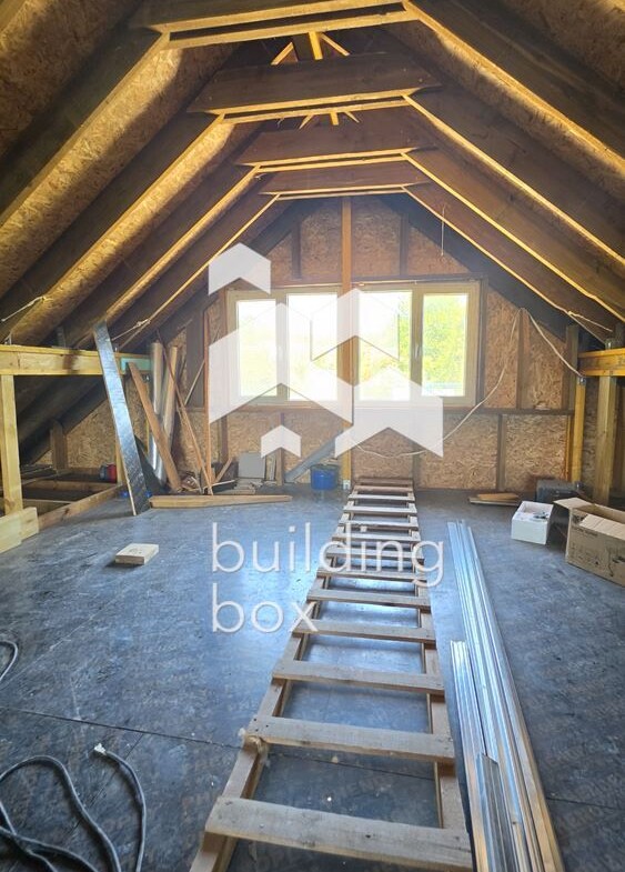 Къща на два етажа с просторен двор и собствен гараж - 0
