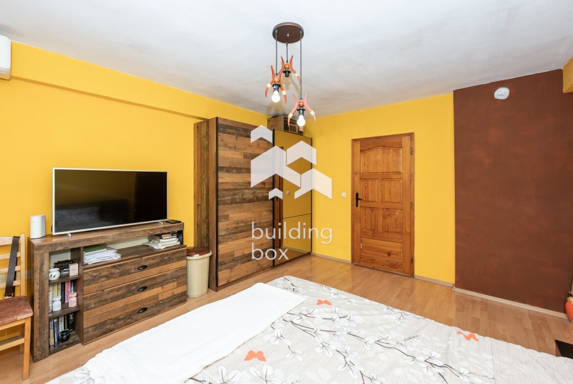 Тристаен апартамент в кв. Кючук Париж - 0